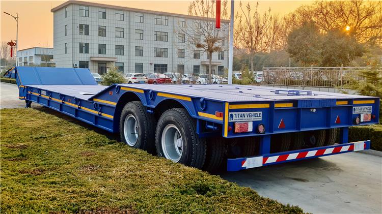 2 Axle 120 Ton Folding Gooseneck Lowboy Trailer for Sale In Lagos, Nigeria