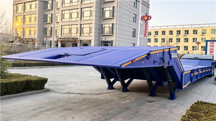 2 Axle 120 Ton Folding Gooseneck Lowboy Trailer for Sale In Lagos, Nigeria